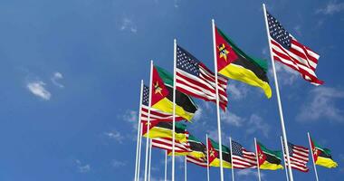 unido estados y Mozambique banderas ondulación juntos en el cielo, sin costura lazo en viento, espacio en izquierda lado para diseño o información, 3d representación video