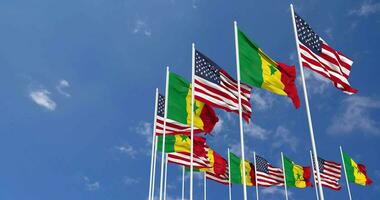 vereinigt Zustände und Senegal Flaggen winken zusammen im das Himmel, nahtlos Schleife im Wind, Raum auf links Seite zum Design oder Information, 3d Rendern video