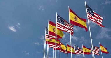 uni États et Espagne drapeaux agitant ensemble dans le ciel, sans couture boucle dans vent, espace sur la gauche côté pour conception ou information, 3d le rendu video