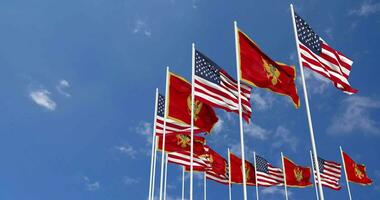 vereinigt Zustände und Montenegro Flaggen winken zusammen im das Himmel, nahtlos Schleife im Wind, Raum auf links Seite zum Design oder Information, 3d Rendern video