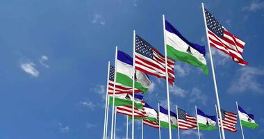 förenad stater och lesotho flaggor vinka tillsammans i de himmel, sömlös slinga i vind, Plats på vänster sida för design eller information, 3d tolkning video