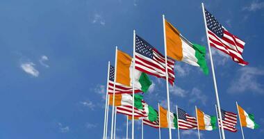 uni États et Ivoire côte drapeaux agitant ensemble dans le ciel, sans couture boucle dans vent, espace sur la gauche côté pour conception ou information, 3d le rendu video