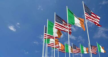 Unidos estados e Irlanda bandeiras acenando juntos dentro a céu, desatado ciclo dentro vento, espaço em esquerda lado para Projeto ou Informação, 3d Renderização video