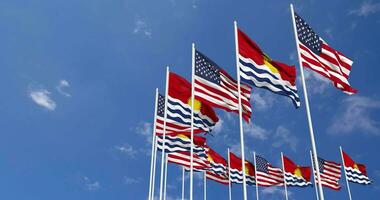 Verenigde staten en Kiribati vlaggen golvend samen in de lucht, naadloos lus in wind, ruimte Aan links kant voor ontwerp of informatie, 3d renderen video