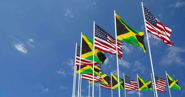 unito stati e Giamaica bandiere agitando insieme nel il cielo, senza soluzione di continuità ciclo continuo nel vento, spazio su sinistra lato per design o informazione, 3d interpretazione video