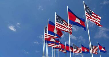 unito stati e Cambogia bandiere agitando insieme nel il cielo, senza soluzione di continuità ciclo continuo nel vento, spazio su sinistra lato per design o informazione, 3d interpretazione video