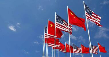 Unidos estados e China bandeiras acenando juntos dentro a céu, desatado ciclo dentro vento, espaço em esquerda lado para Projeto ou Informação, 3d Renderização video