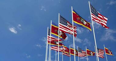 Unidos estados e Eswatini bandeiras acenando juntos dentro a céu, desatado ciclo dentro vento, espaço em esquerda lado para Projeto ou Informação, 3d Renderização video