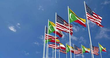 Unidos estados e Comores bandeiras acenando juntos dentro a céu, desatado ciclo dentro vento, espaço em esquerda lado para Projeto ou Informação, 3d Renderização video