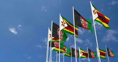 afghanistan et Zimbabwe drapeaux agitant ensemble dans le ciel, sans couture boucle dans vent, espace sur la gauche côté pour conception ou information, 3d le rendu video