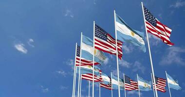 Verenigde staten en Argentinië vlaggen golvend samen in de lucht, naadloos lus in wind, ruimte Aan links kant voor ontwerp of informatie, 3d renderen video