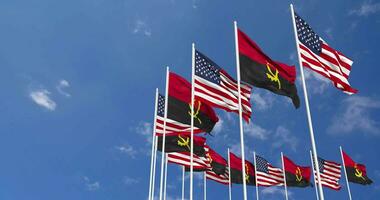 vereinigt Zustände und Angola Flaggen winken zusammen im das Himmel, nahtlos Schleife im Wind, Raum auf links Seite zum Design oder Information, 3d Rendern video