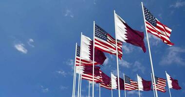 vereinigt Zustände und Katar Flaggen winken zusammen im das Himmel, nahtlos Schleife im Wind, Raum auf links Seite zum Design oder Information, 3d Rendern video
