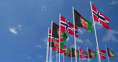 Afeganistão e Noruega bandeiras acenando juntos dentro a céu, desatado ciclo dentro vento, espaço em esquerda lado para Projeto ou Informação, 3d Renderização video