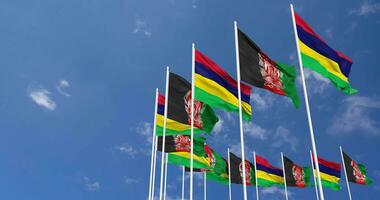 afghanistan e mauritius bandiere agitando insieme nel il cielo, senza soluzione di continuità ciclo continuo nel vento, spazio su sinistra lato per design o informazione, 3d interpretazione video