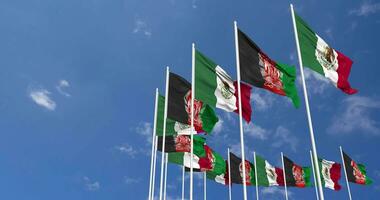 afghanistan e Messico bandiere agitando insieme nel il cielo, senza soluzione di continuità ciclo continuo nel vento, spazio su sinistra lato per design o informazione, 3d interpretazione video