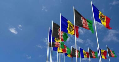 afghanistan et Moldavie drapeaux agitant ensemble dans le ciel, sans couture boucle dans vent, espace sur la gauche côté pour conception ou information, 3d le rendu video