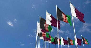 afghanistan e Qatar bandiere agitando insieme nel il cielo, senza soluzione di continuità ciclo continuo nel vento, spazio su sinistra lato per design o informazione, 3d interpretazione video