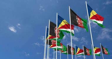 Afeganistão e seychelles bandeiras acenando juntos dentro a céu, desatado ciclo dentro vento, espaço em esquerda lado para Projeto ou Informação, 3d Renderização video