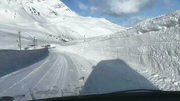 io viaggio di auto su il strada in mezzo muri di neve video