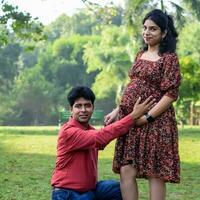 indio Pareja posando para maternidad disparar actitud para acogedor nuevo nacido bebé en lodhi la carretera en Delhi India, maternidad foto disparar hecho por padres para acogedor su niño, pre bebé foto disparar