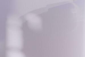antecedentes púrpura pared estudio con sombra, ligero cemento piso superficie textura fondo,vacío cocina habitación con podio pantalla, arriba estante barra, telón de fondo hormigón fondo, cosmético producto foto