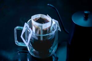 goteo café y verter agua en el negro Roca mesa, suave enfoque.superficial atención efecto. foto