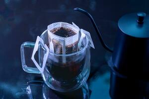 goteo café y verter agua en el negro Roca mesa, suave enfoque.superficial atención efecto. foto