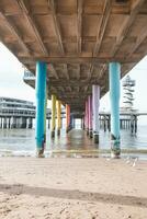 vistoso pedestales para un enorme muelle en el playa a guarida haag en el Oeste costa de el Países Bajos. americano estilo playa foto