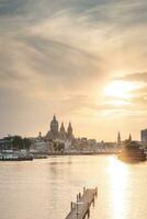 céntrico Amsterdam durante un fabuloso puesta de sol. ver desde el nemo museo. el holandés capital. Venecia de el norte foto