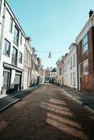 típico histórico pueblo calle en zwolle en el este de el Países Bajos. explorador holandés ciudades durante tiempo de día foto