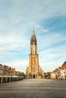 real cuadrado con el mas grande torre en el Países Bajos en el famoso ciudad de porcelana de Delft. holandés monumentos foto