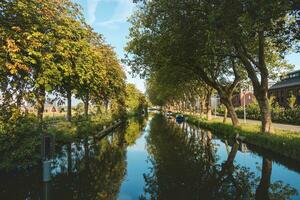 transporte Entre ciudades utilizando un agua canal a complemento el del país infraestructura. holandés transporte Entre ciudades Envío foto