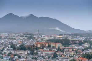 ver en techos en el ciudad de dalat. da lat y el rodeando zona es un popular turista destino de Asia. ciudad con nieblas y montañas foto