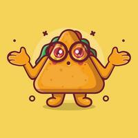 gracioso triángulo emparedado comida personaje mascota con confuso gesto aislado dibujos animados en plano estilo diseño vector