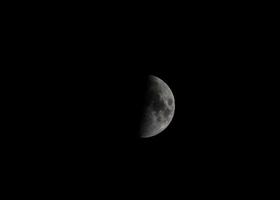 medio Luna en noche cielo foto