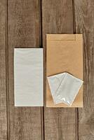 Kraft papel embalaje, mojado toallitas sobres y papel servilletas para comida entrega foto