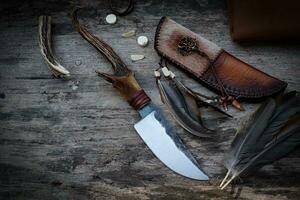 frontera cuchillo encargarse de con cuerno y cuero vaina es hecho a mano en Tailandia foto