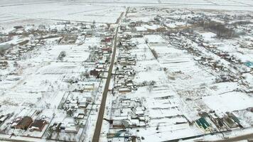 parte superior ver de un invierno aldea. el rural asentamiento es cubierto con nieve. nieve y invierno en el pueblo foto