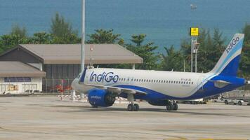 phuket, Thailand - februari 26, 2023. vliegtuig luchtbus a320 van indigo Aan de vliegveld. vliegtuig Indisch luchtvaartmaatschappijen aankomst in phuket video