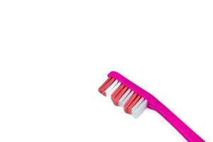 rosado cepillo de dientes en blanco antecedentes foto