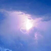 relámpagos en tormenta nubes repique de un trueno y el espumoso foto