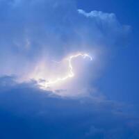 relámpagos en tormenta nubes repique de un trueno y el espumoso foto