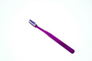 púrpura cepillo de dientes en blanco antecedentes foto