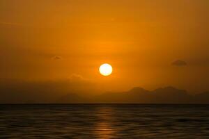 puesta de sol cielo a el lago foto