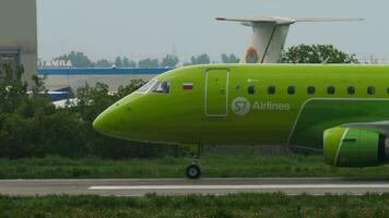 Almaty, Cazaquistão - pode 4, 2019. embraer e170su, vq-byg do s7 companhias aéreas taxiando, lado Visão video