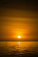 puesta de sol cielo en el lago en sur de Tailandia., desenfocar imagen. foto