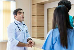 equipo de diversidad médico y enfermero es que se discute y lluvia de ideas terminado paciente médico grabar después diagnóstico para preciso cuidado plan con experimentado mayor médico especialista foto