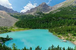 ver de el azul turquesa lago sorapis, lago di sorapis, con montañas con el antecedentes en dolomitas. uno de el más hermosa lagos en Italia. famoso destino. foto