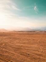 Desierto en brillante día en hermoso ligero y vibrante ajuste foto